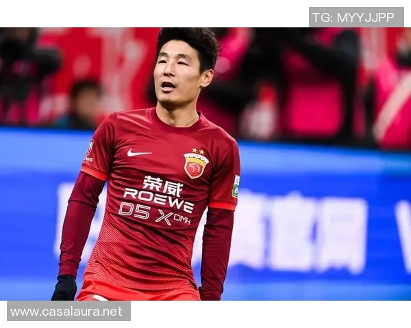 足球明星意外受伤鼻梁骨折引发球迷热议与关心