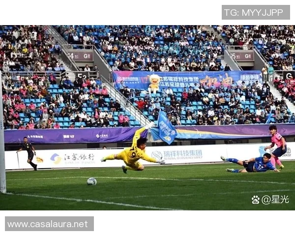 身高182cm的足球明星如何在绿茵场上展现非凡魅力与实力