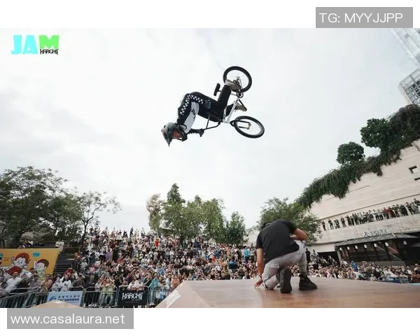 极限运动嘉年华点评：武汉街舞队的灵活性表现